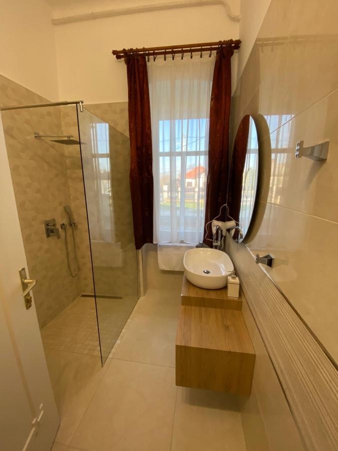 Kuria Vendeghaz Hotel Poroszlo Exterior photo