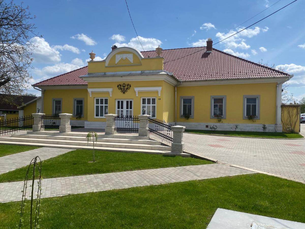 Kuria Vendeghaz Hotel Poroszlo Exterior photo